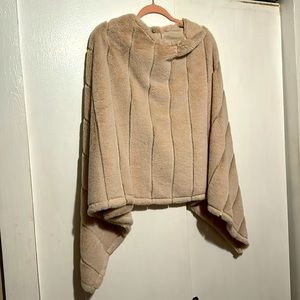 Super Soft Pink Faux Fur Poncho 😍 NEW